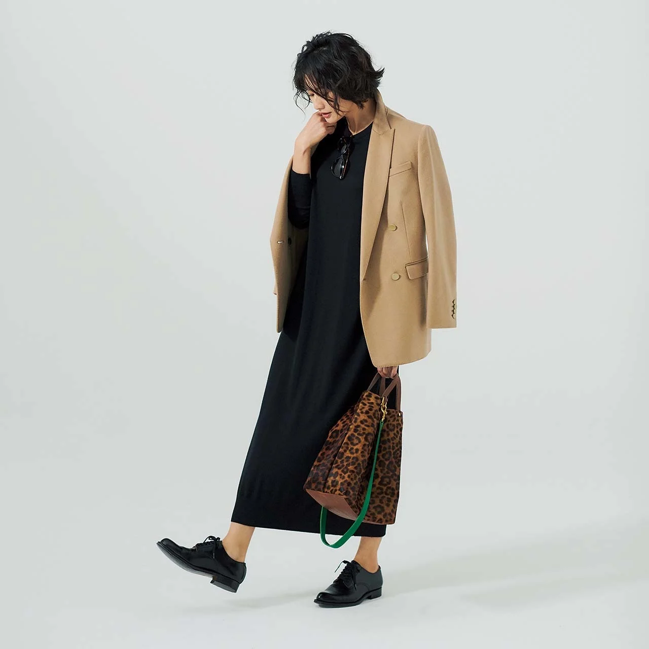 キャメルのジャケット＆ニットワンピースを着たモデルの渡辺佳子さん