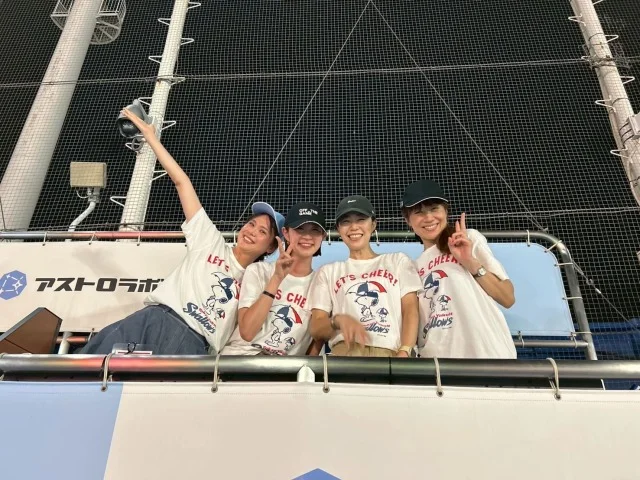 マリソル美女組メンバーが神宮球場のアストロズシートでデパ地下グルメを楽しみながら野球観戦している様子