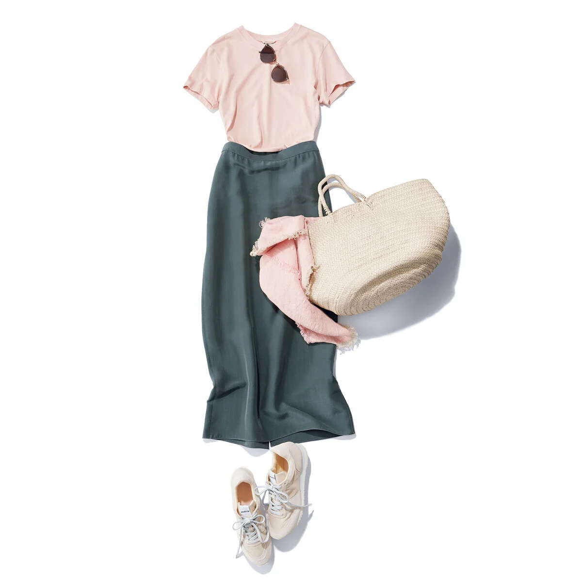 ■オーラリーのくすみピンクTシャツ　×　グレーのタイトスカート
