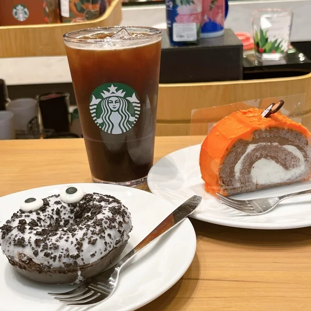 スターバックスのドーナツとロールケーキとアイスアメリカーノのペアリング画像