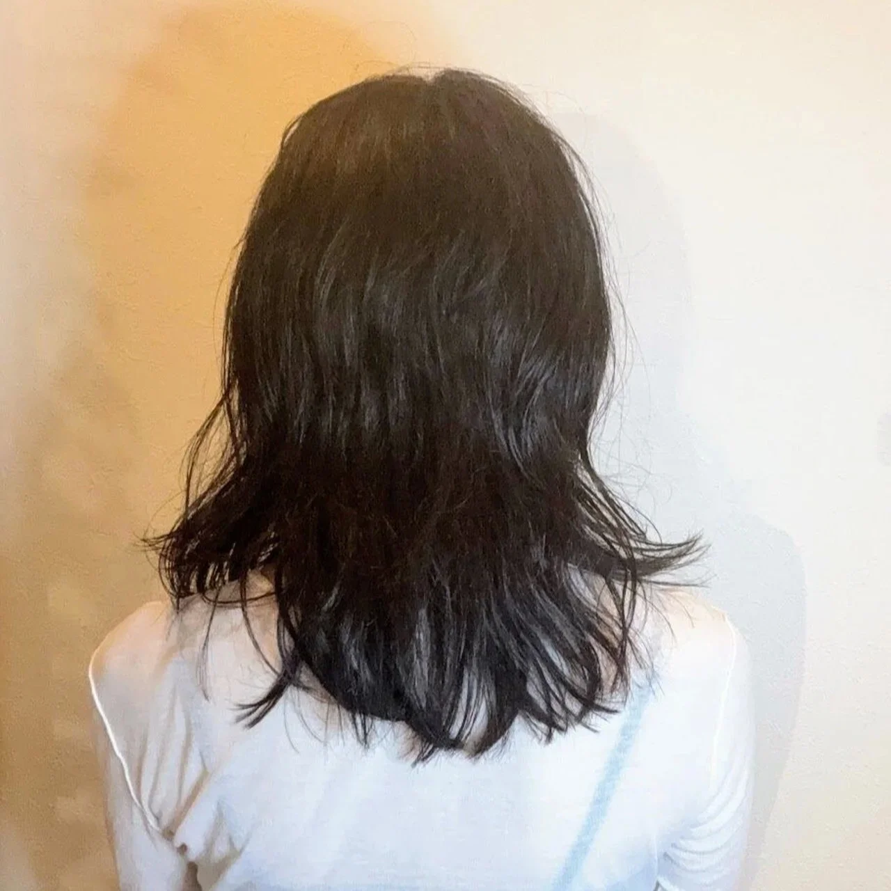 後ろから見た　アラフォーに合う人気ミディアムヘアスタイル３位