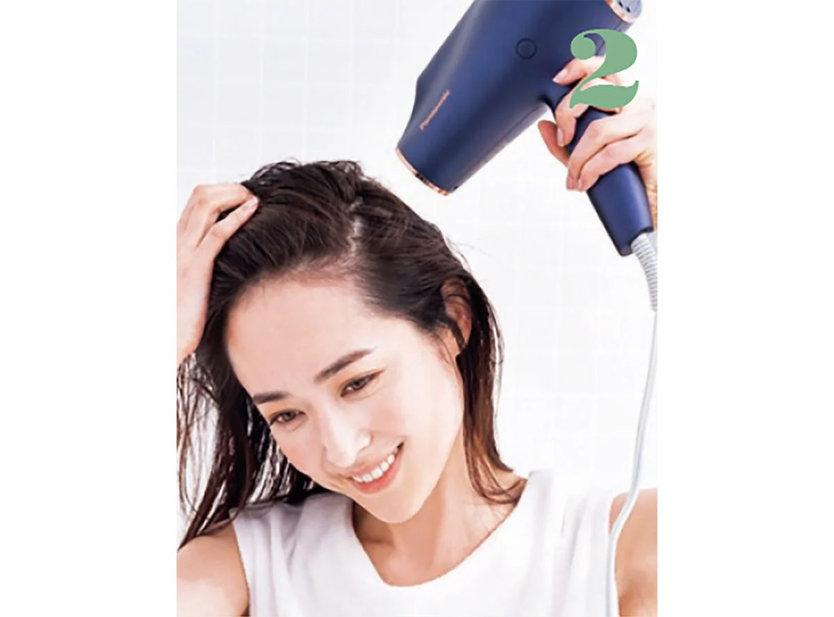 髪を持ち上げるようにしてめくりながら、頭頂部やハチまわりの根元を乾かしていく。