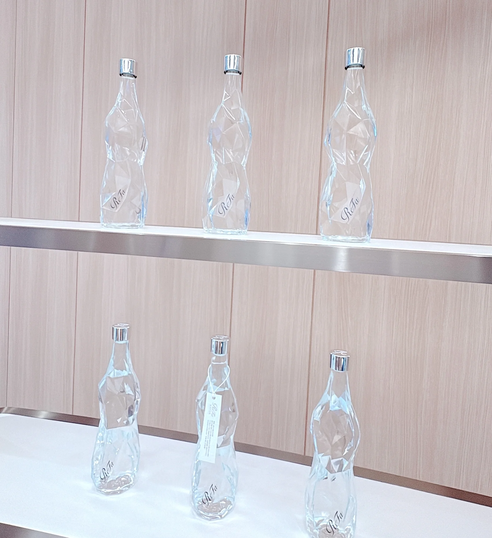 ReFa リファ GINZA  銀座　旗艦店　「ReFa WATER Premium70」は、富士山頂上付近の地層に数千年前から眠り続ける「永久凍土」の下から得られたプレミアムウォータ