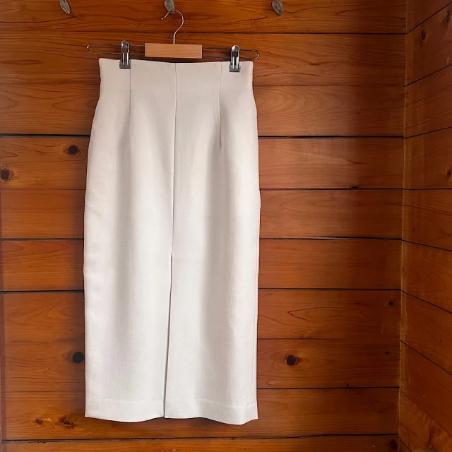 【美女組試着室】辻直子さんコラボ！華やかな冬の場面に寄り添う大人のホワイトIラインスカート_1_1