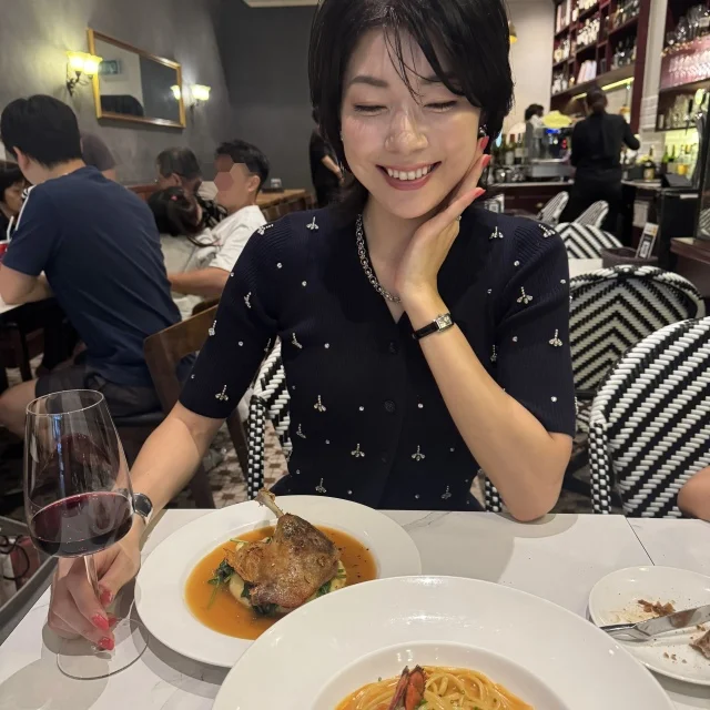 地味見え回避！40代の華やぎネイビーコーデ術_1_5