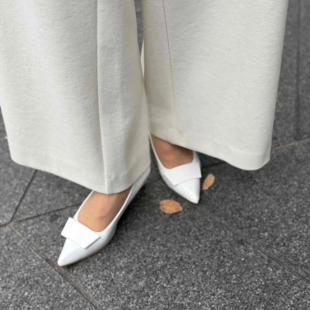 足元までホワイト系で統一。