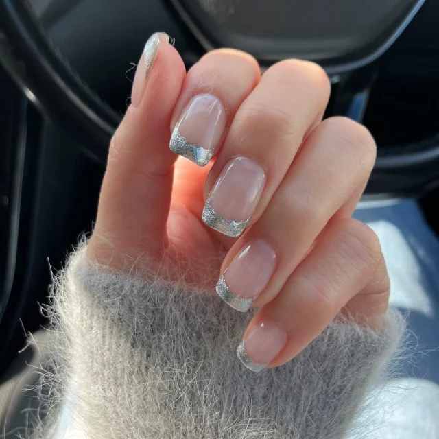 【冬ネイル】シルバーラメフレンチで大人の手元にさりげない華やぎを！_1_1