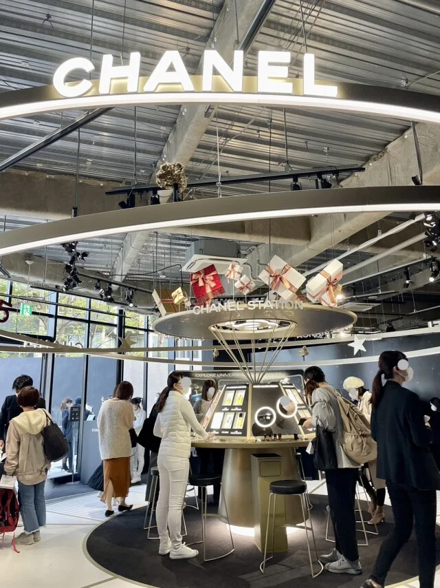 センターのCHANEL STATIONではいろいろお試しも可。