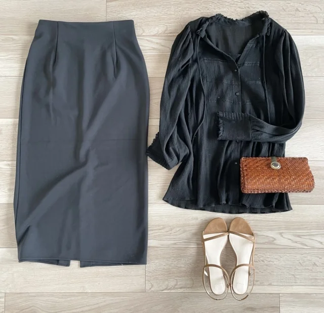 ユニクロ優秀スカートと素材感で楽しむブラックコーデ：今日の服【40代 私のクローゼット】_1_2