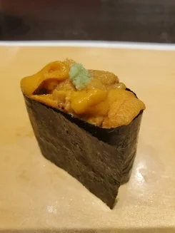 旬菜ダイニング白樺内の寿しカウンター富寿し蔵にて、日本海で水揚げされた新鮮な魚介の握り寿司。