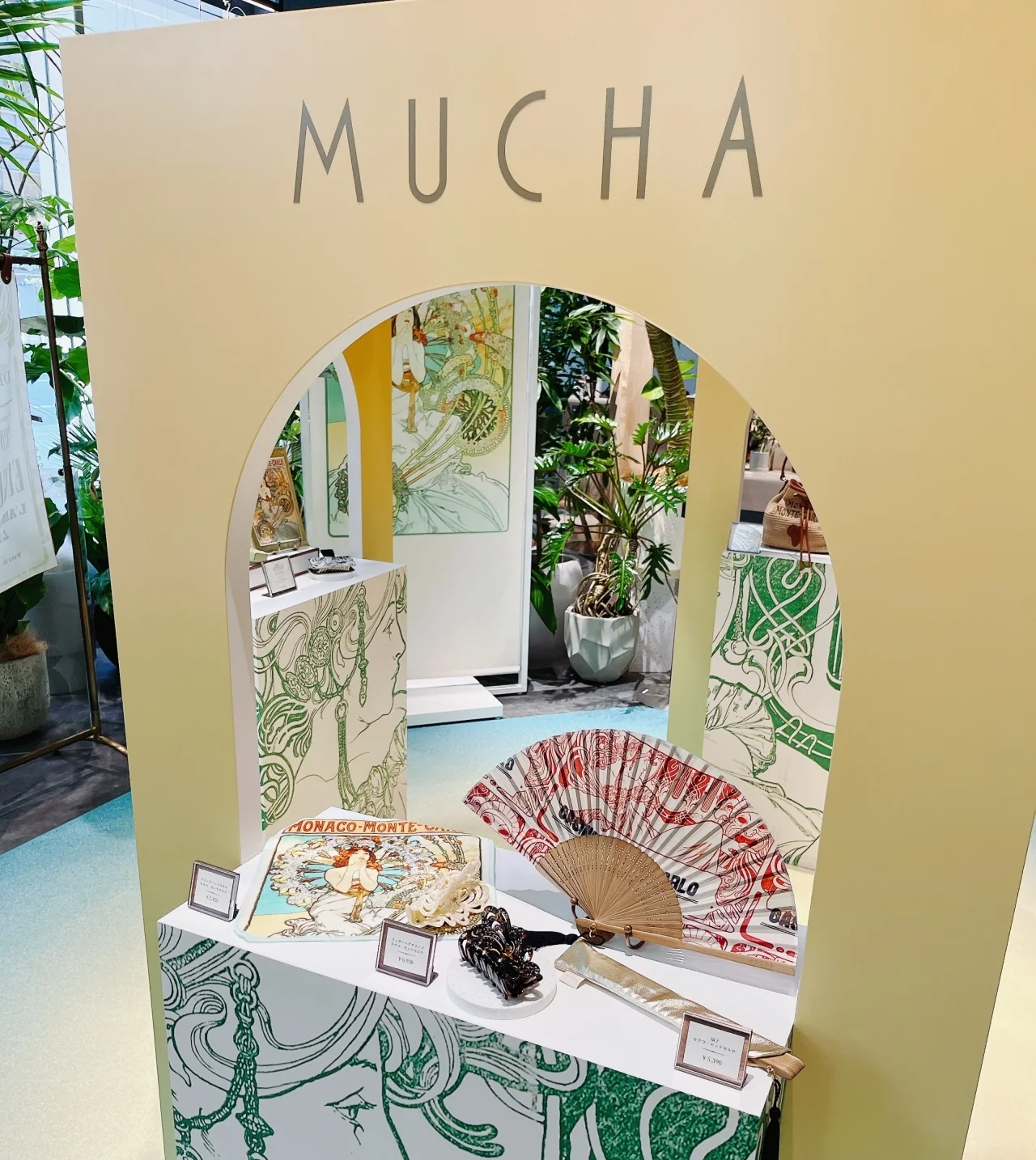 ミュシャのコレクションはアートピースともいうべきグッズも数多く展開しているんです。ミュシャ　MUCHA　最新コレクションでは、「モナコ・モンテカルロ」扇子やハンドタオルもお目見え。