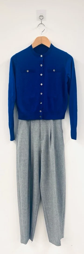 ツイード風腰高見えタックパンツと青いカーディガンのコーディネート