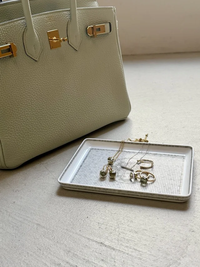 淡いグリーンのエルメスバーキンバッグ、春色で統一したコーディネート