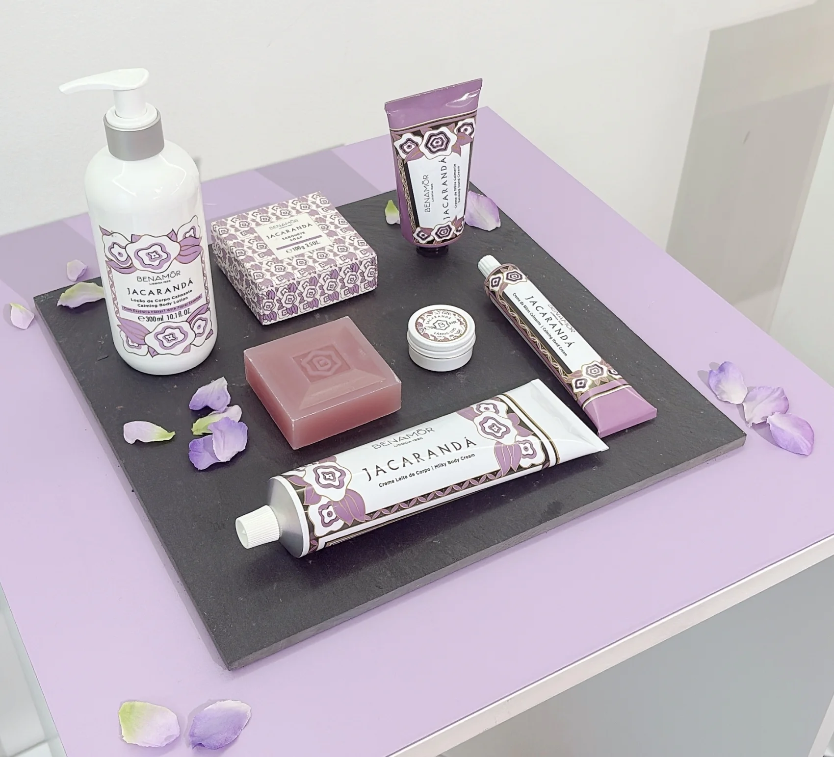 Benamôr（ベナモール） ポルトガル　新作コスメ　　発表会の写真　製品ラインアップ　「Jacarandá（ジャカランダ）」はボディケアライン。春のリスボンに咲き誇る紫の花・ジャカランダにインスピレーションを受けた、フローラルフルーティ、ほんのりムスクを感じさせる香りも魅力です。