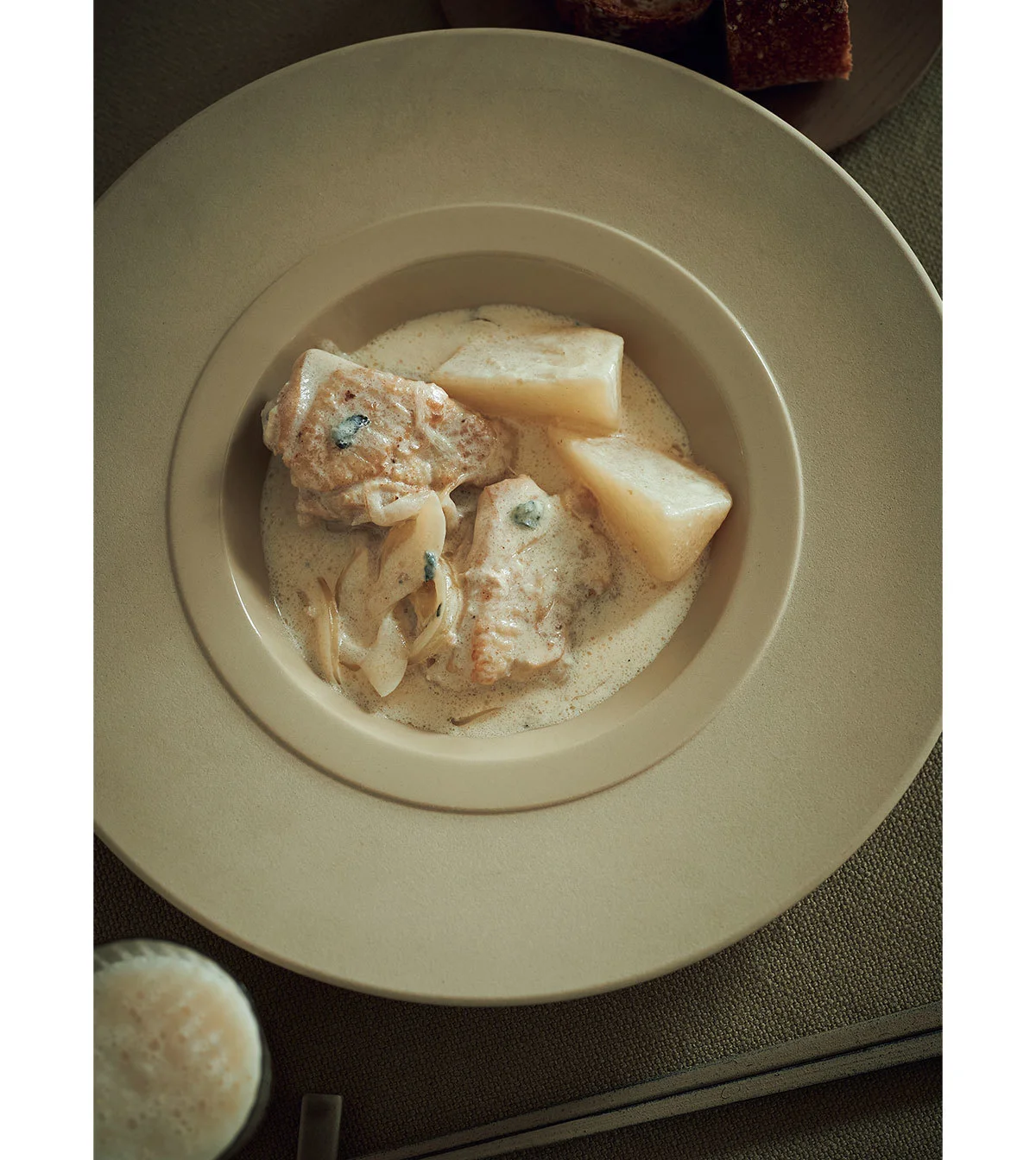 平野由希子のおつまみレシピ_どぶろく×鶏肉とかぶのクリーム煮 ブルーチーズ風味