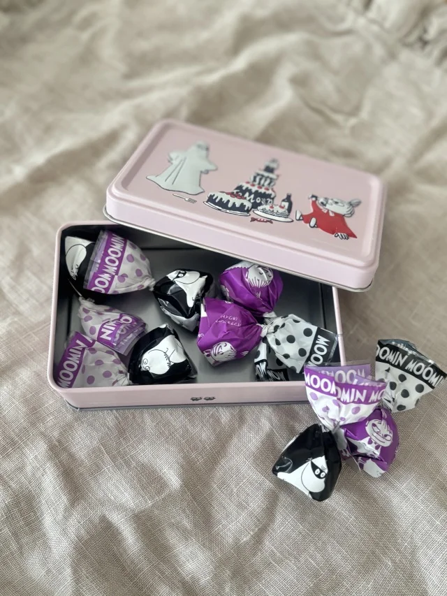 缶が可愛くて、小物入れに再利用します