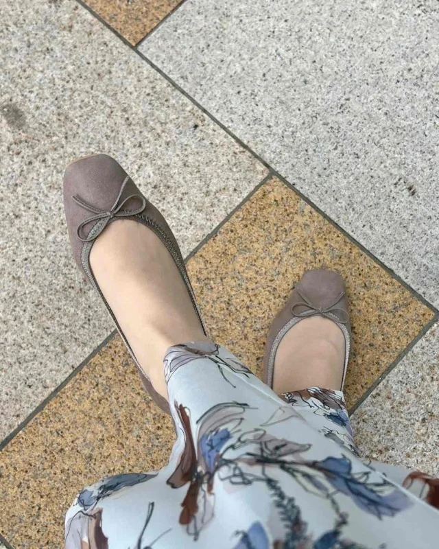 柄パンツとバレエシューズ
