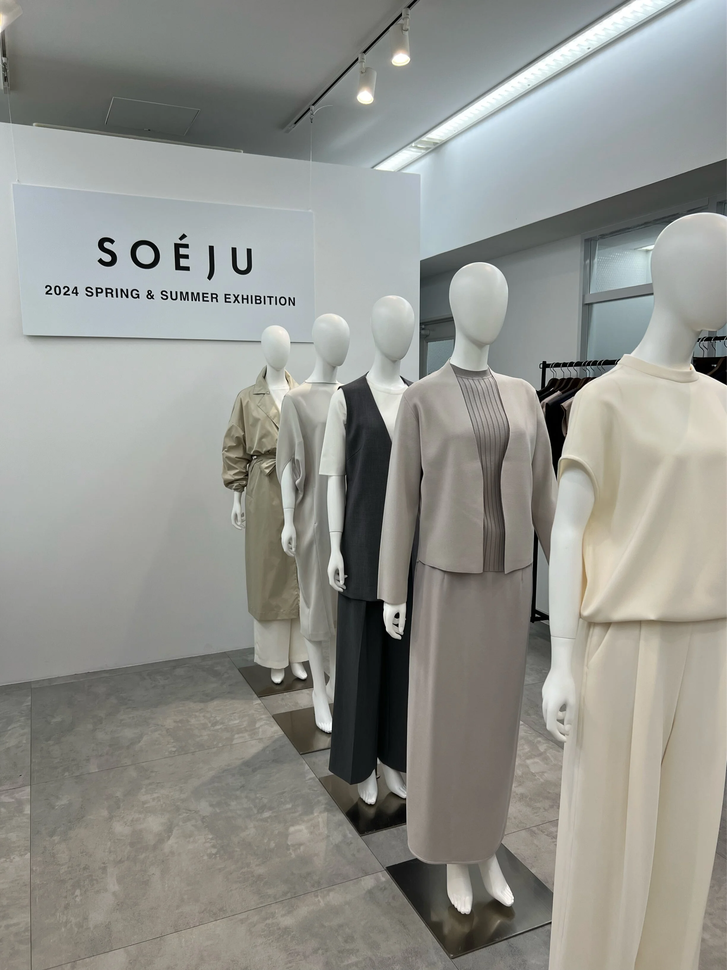 上質ベーシックな新作が豊富に登場！SOÉJU 2024SS展示会へ