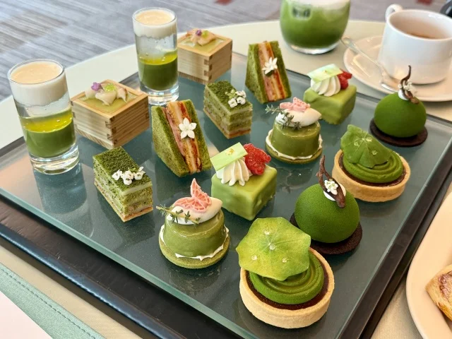 抹茶ムースやタルト、ジュレなど、ハーブやフルーツを合わせたグリーンカラーのアフタヌーンティースイーツ