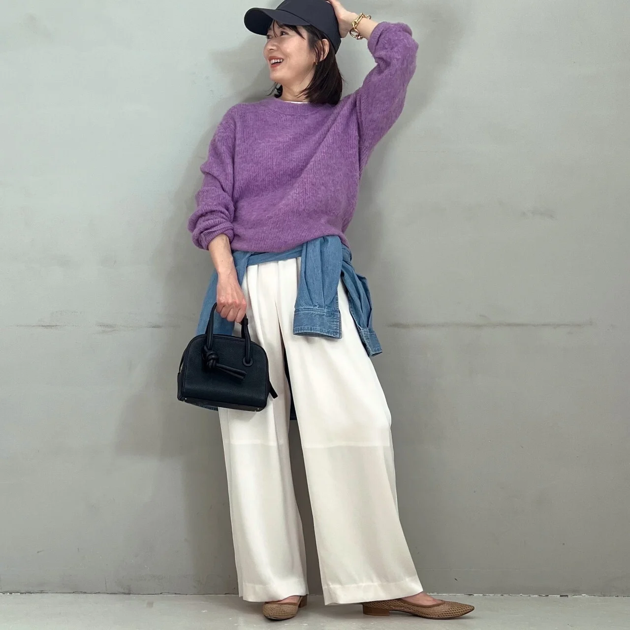 モヘア混ふわ軽コンパクトニット　ラベンダーと白いワイドパンツのコーデ