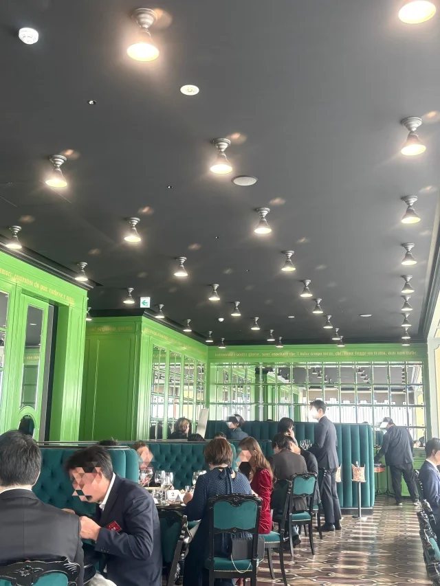 グリーンを基調とした店内