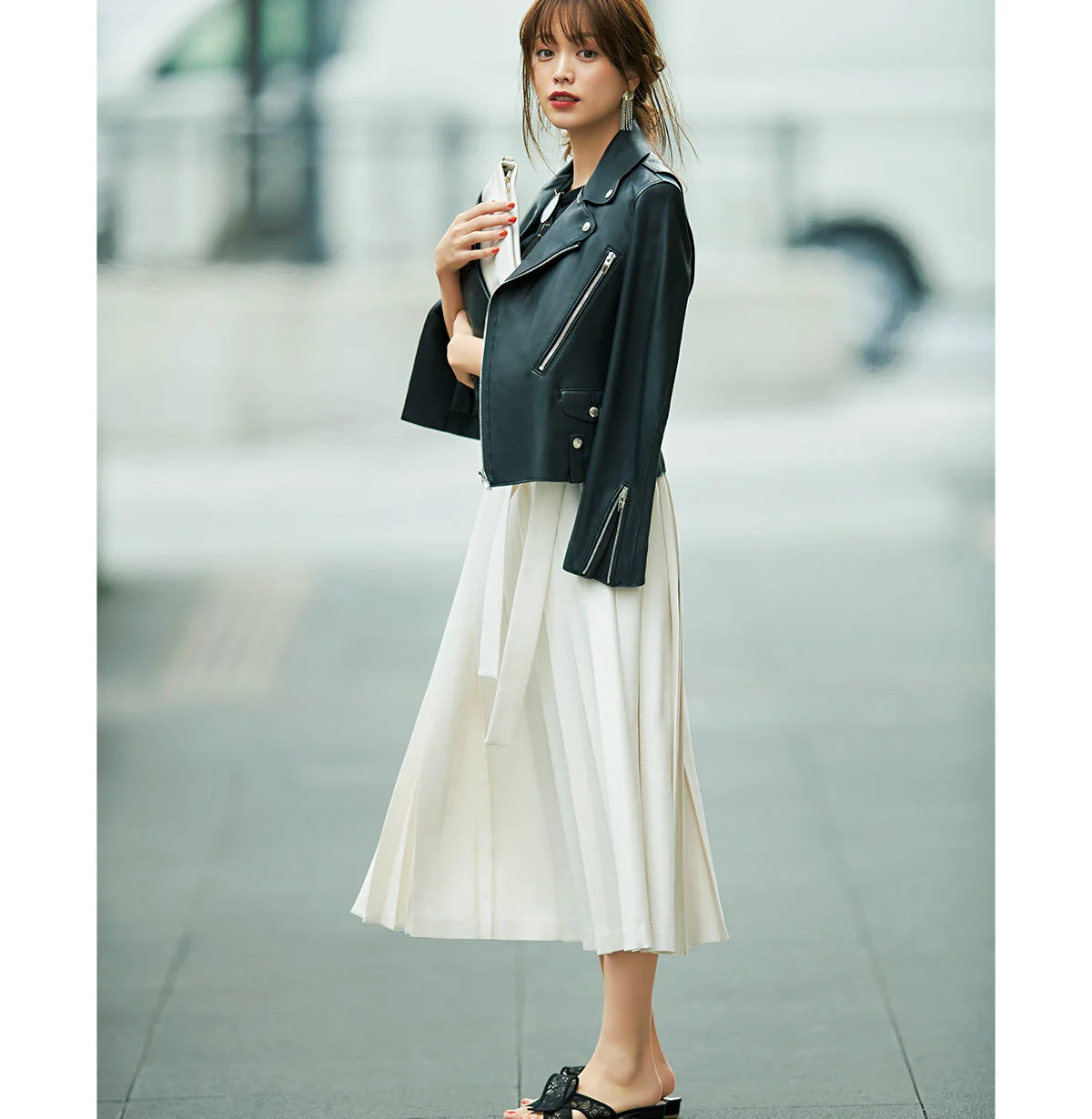 黒のレザージャケット×白プリーツスカートのモノトーンコーデ