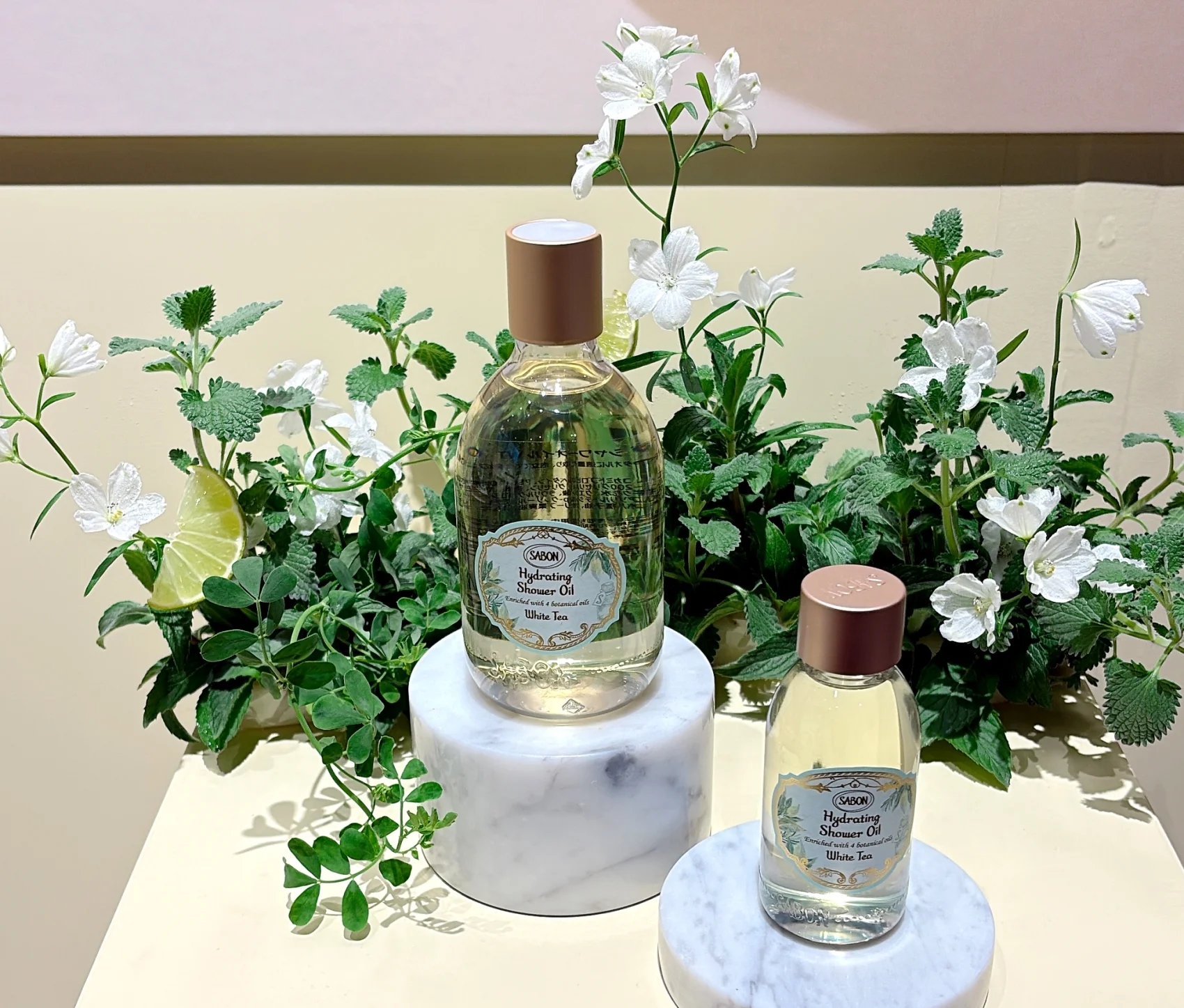 新作コスメ　発表会の写真　製品ラインアップ　ホワイトティー　SABON　サボン　シャワーオイル