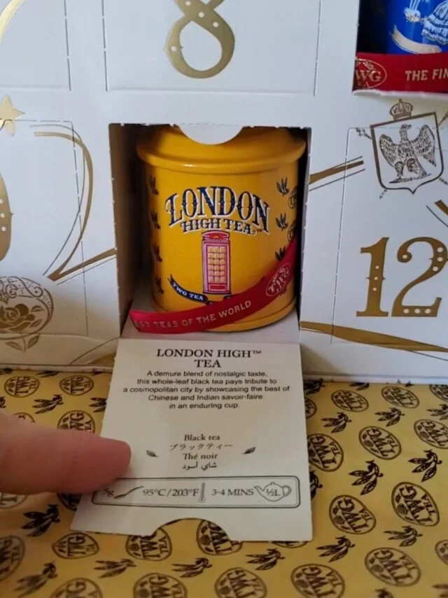 TWG Tea（ティーダブリュージーティー）トゥウェルフスナイト アドヴェントカレンダー2025、40代女性へのご褒美ギフト、ゴールドのパッケージ