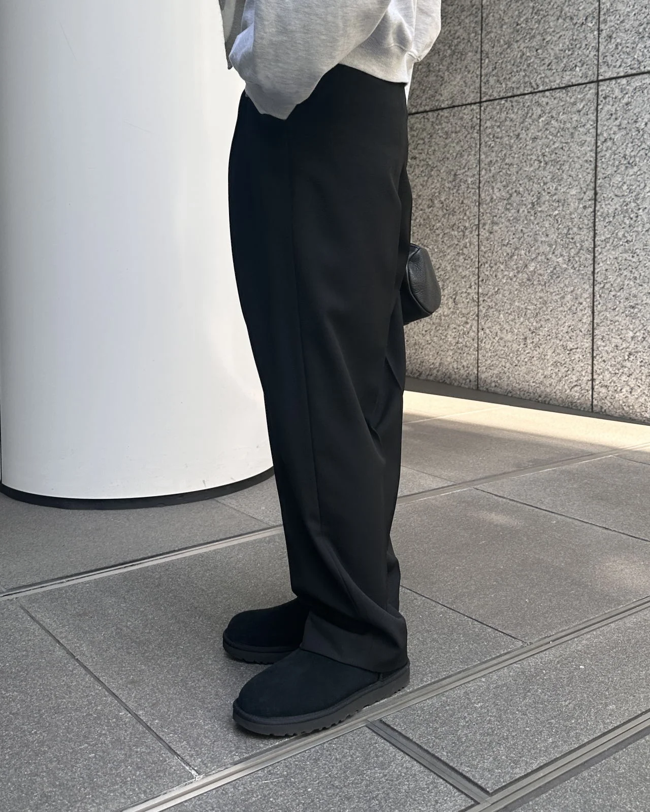 ツイード風腰高見えタックパンツ　グレーのスウェットとのコーデ　横から