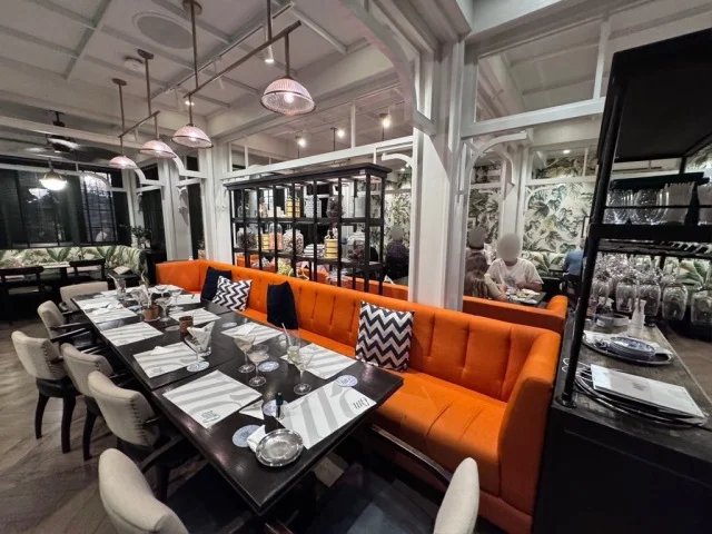 バンコク　レストラン　Plu