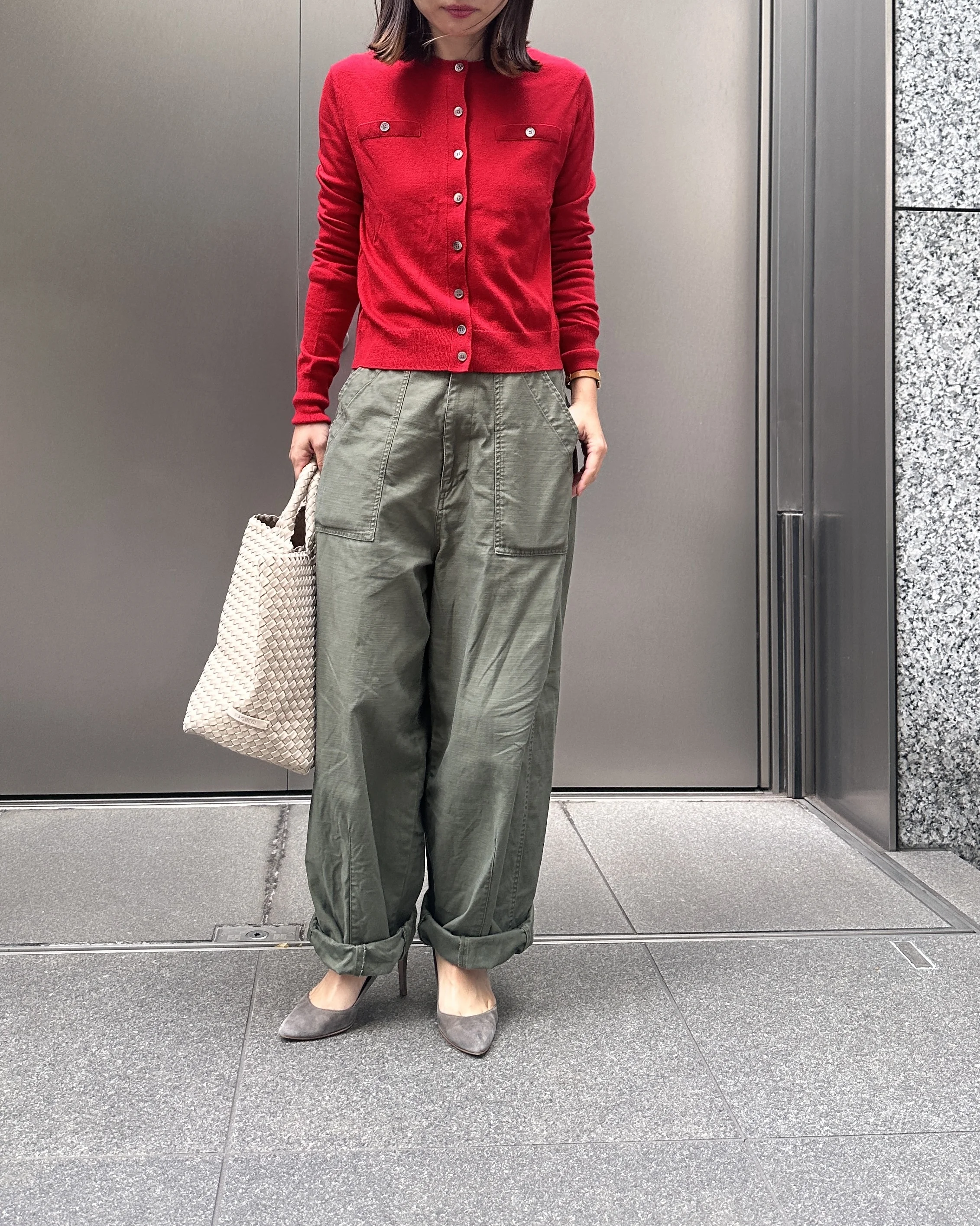 フェイクポケットつきカーディガン　赤の着こなし