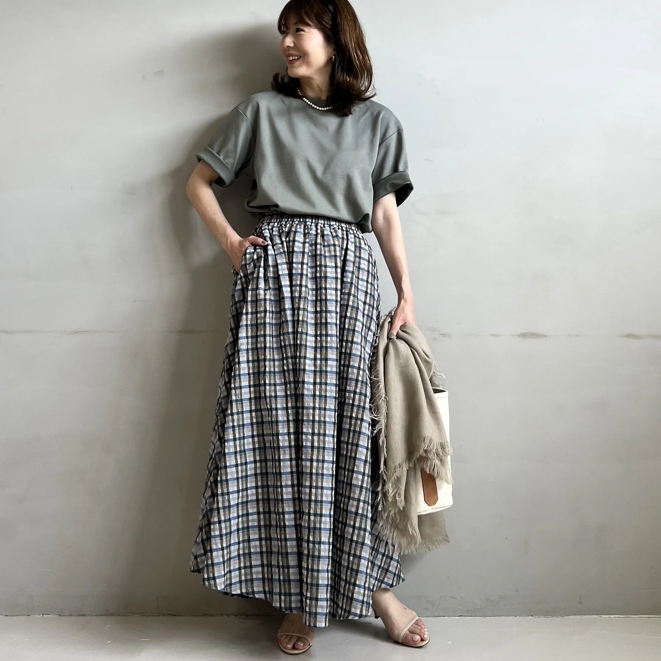 Tシャツも一瞬で華やか！　“洗える”チェックスカートで、梅雨の6月から夏本番まで快適おしゃれに【小柄エディター伊藤真知の「ミドフォーの今こそ、きれいな服が着てみたい！」 #14】