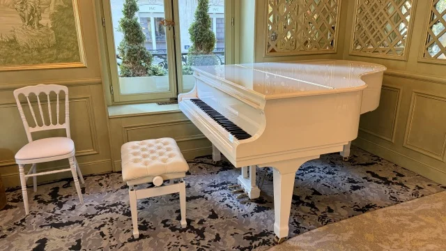 パリ旅行②｜ラデュレ シャンゼリゼ店が別世界…！パリ最大旗艦店で朝食を_1_9