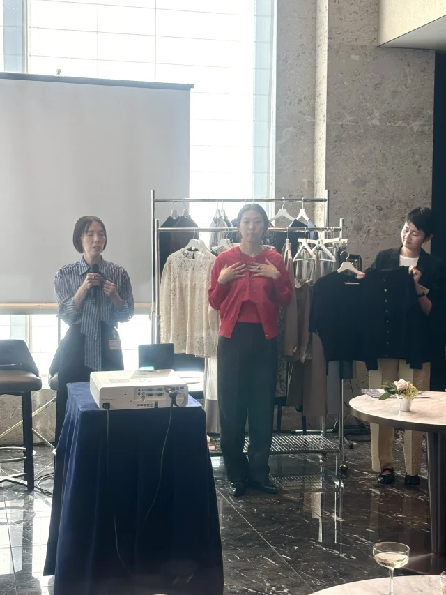 アンサンブルニットの赤に目が行きました！