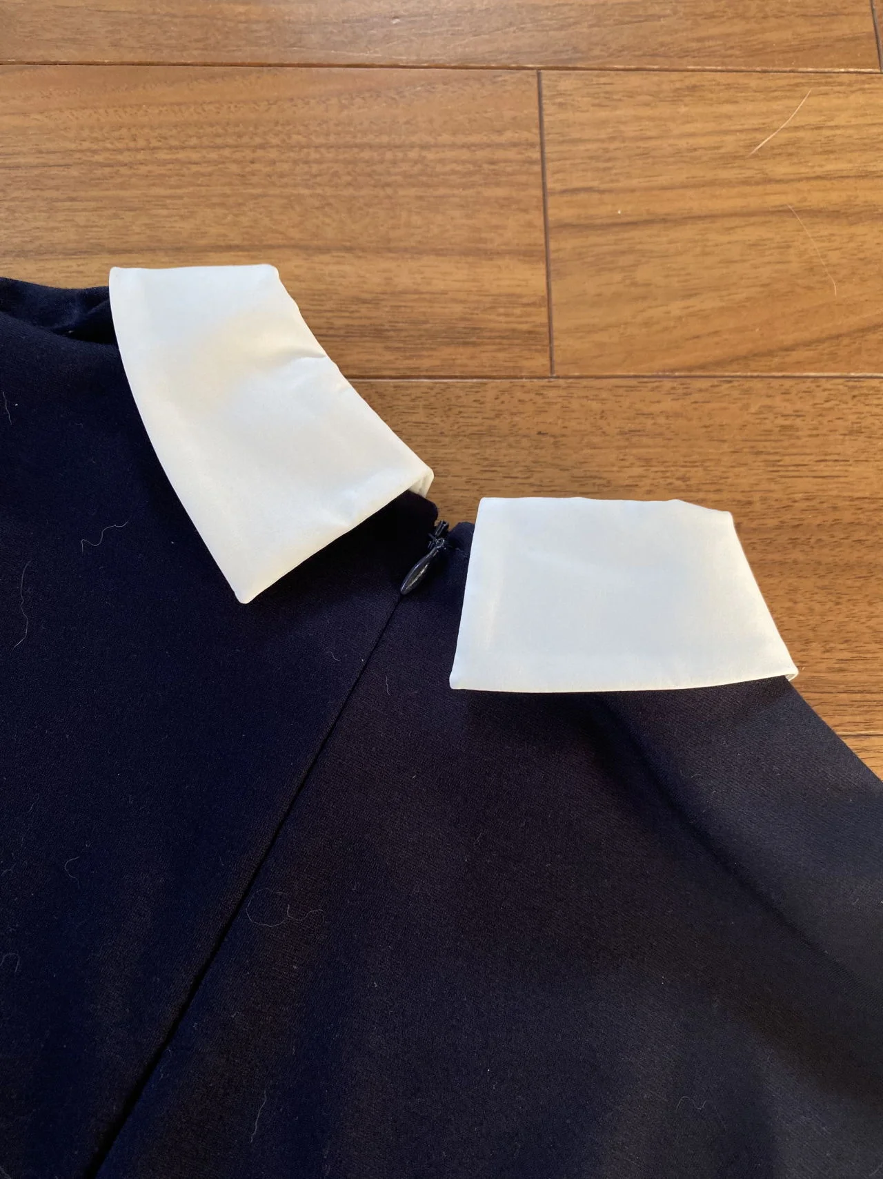 エムセブンデイズ　襟つき２WAYトップス　首もと　後ろ