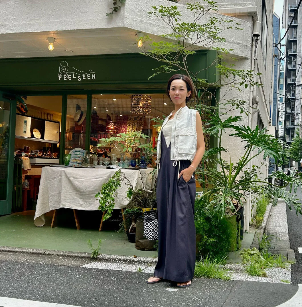 夏の着こなしに映える大人のアスレジャーコーデとカフェ