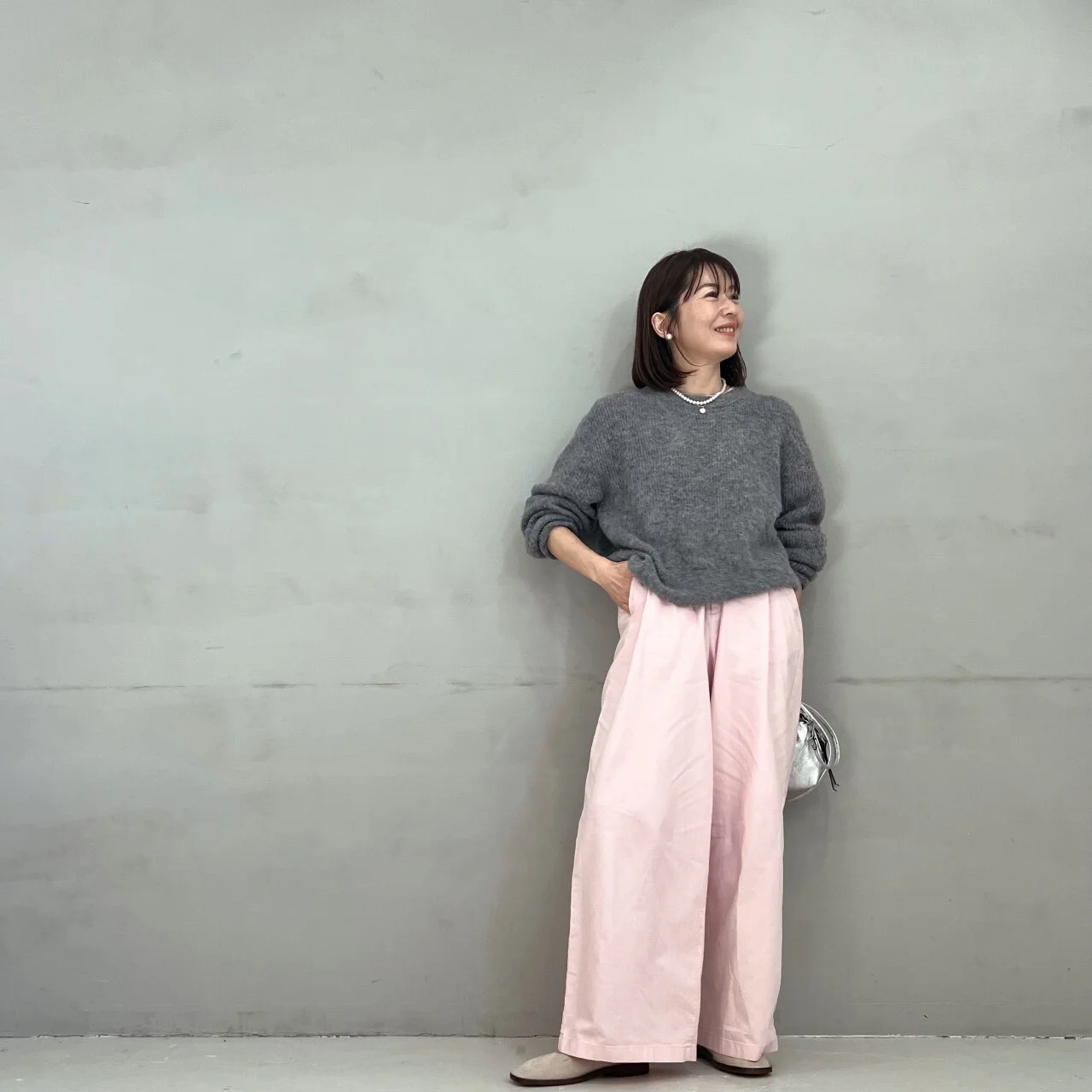 モヘア混ふわ軽コンパクトニットのグレーと薄いピンクのワイドパンツのコーデ