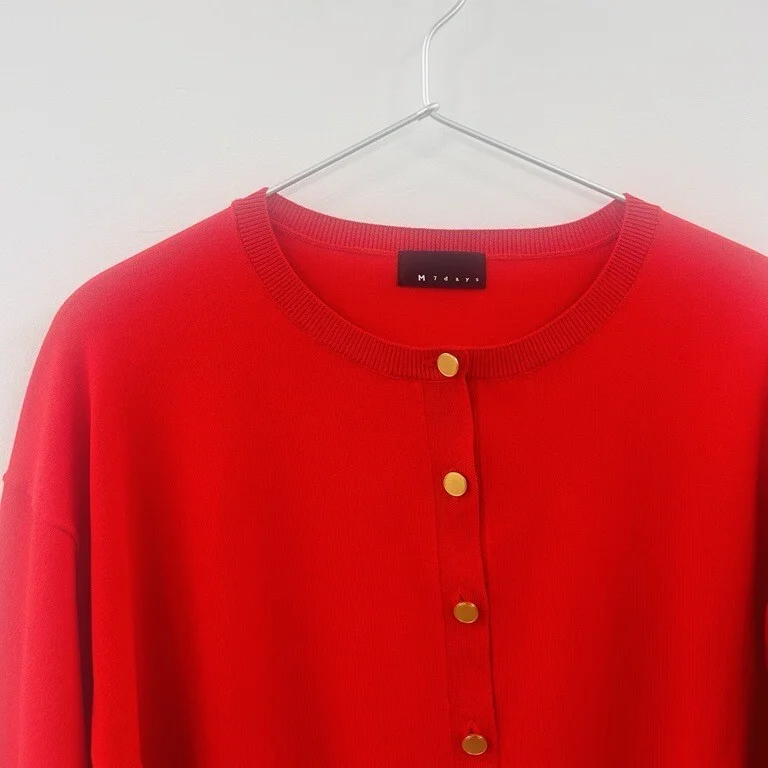 エムセブンデイズ 加藤かすみさんコラボ　アンサンブルニット 赤いカーディガン　首元