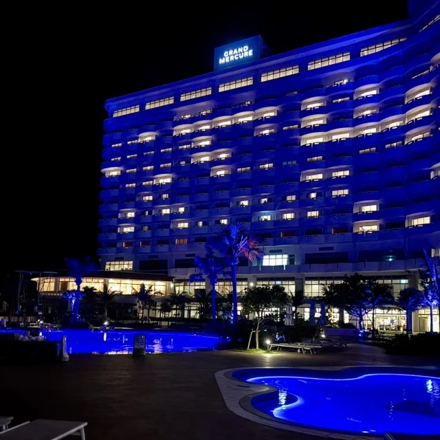 夜はライトアップしていて、お散歩できます