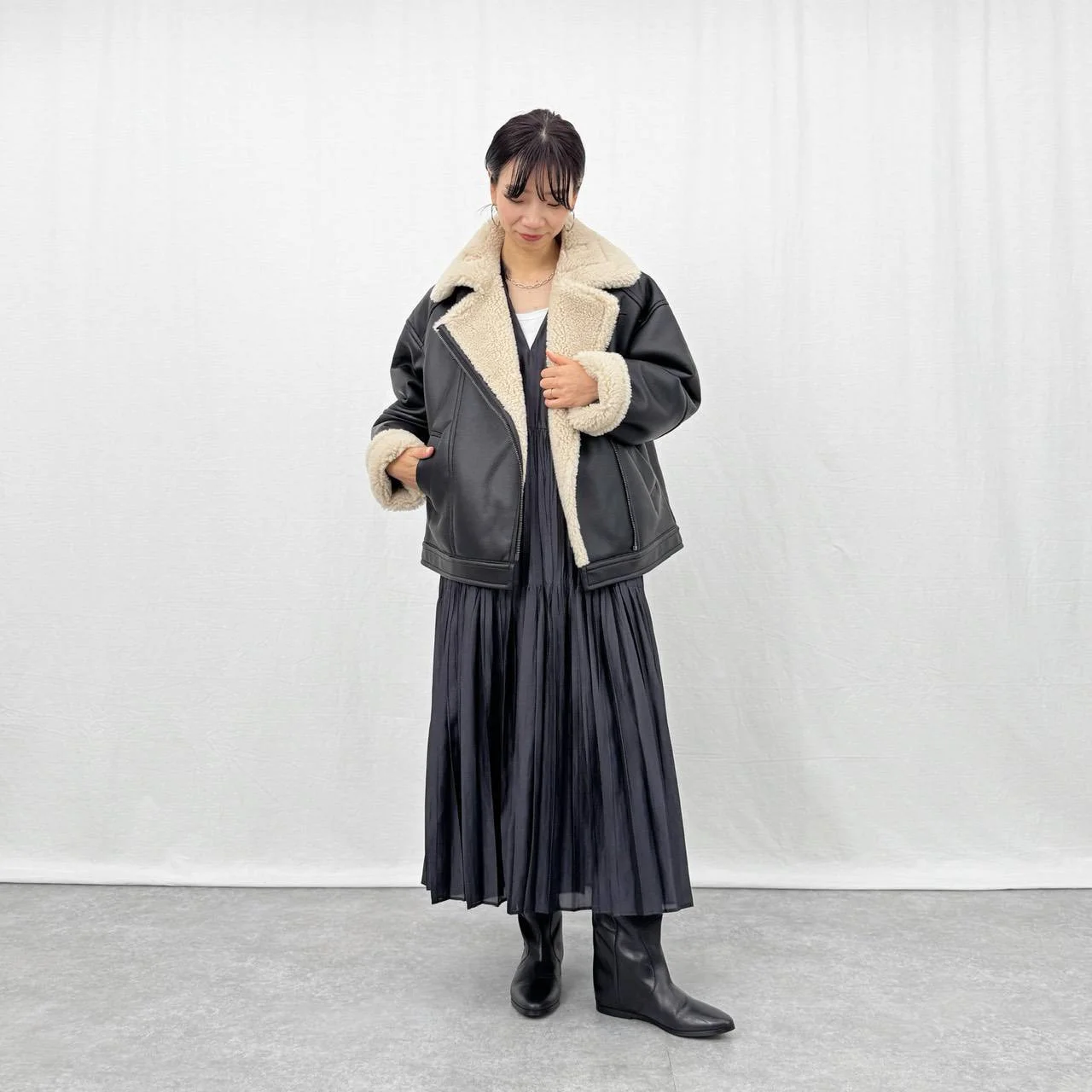 合皮ボアジャケット とスカートのコーディネート