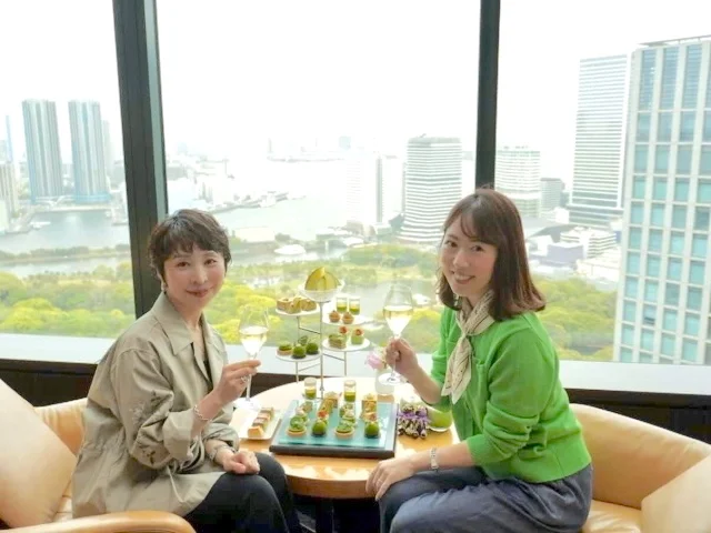 コンラッド東京の抹茶アフタヌーンティー「ボタニカルガーデン」　ラウンジで乾杯