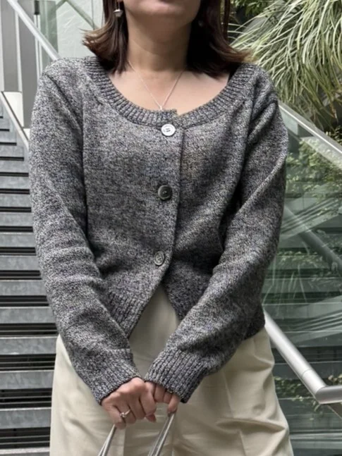 ぐっと開けばオフショルにもなります