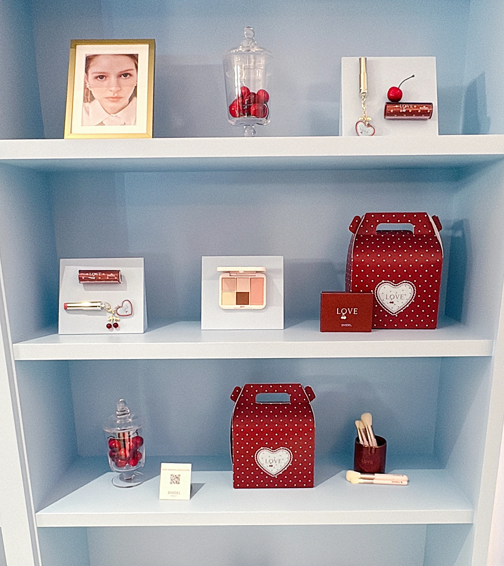 2026 新作コスメ　４回目となるバレンタインだけの限定コレクションも、いち早くチェックすることができました。   2026年コレクションのコンセプトは“Pâtisserie Privée（パティスリー プリヴェ）”。とっておきのお菓子の箱を開く瞬間のような、ときめきと甘さを閉じ込めた限定アイテムが登場