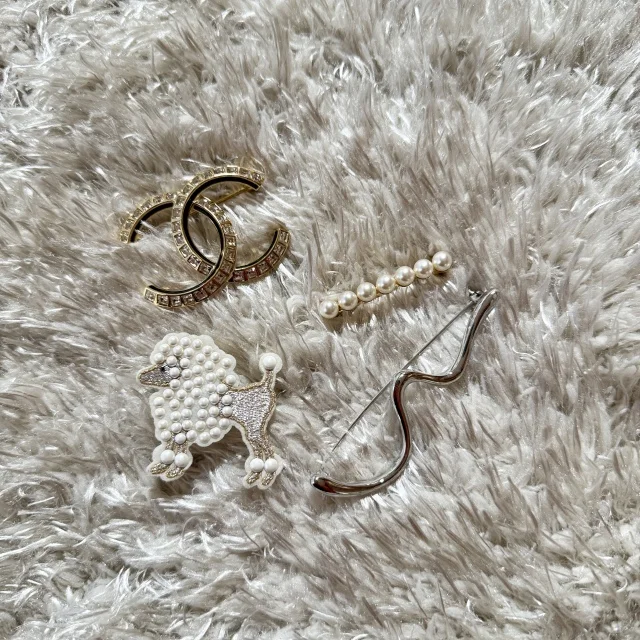 冬のコーデにさりげなく差がつく、ブローチの効かせ方