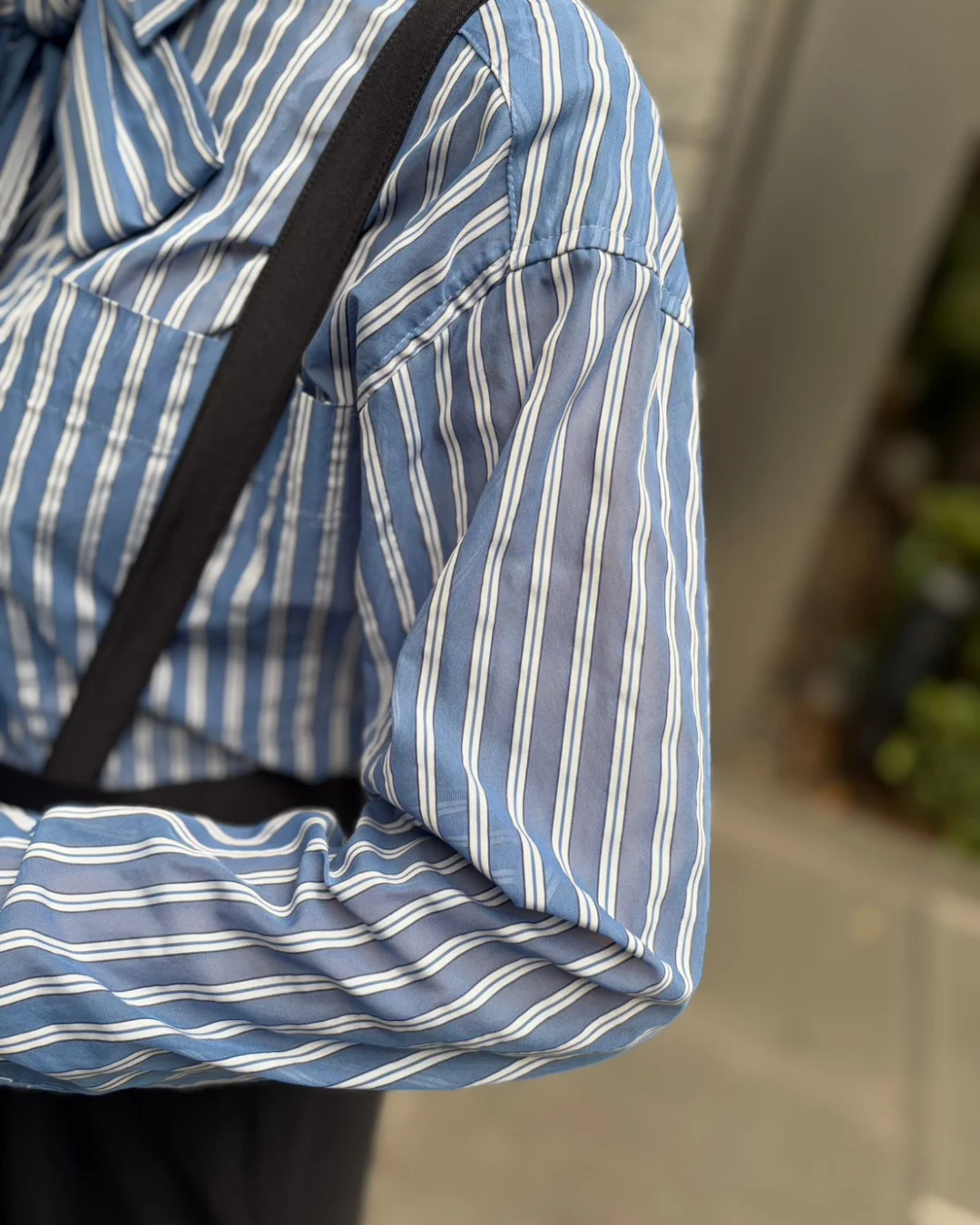 ほんのり素肌が透ける絶妙なシアー感