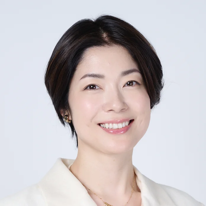40代の“品よく華やぐ”夏服。ネイビーのコンビネゾンで魅せる着こなし術_1_10