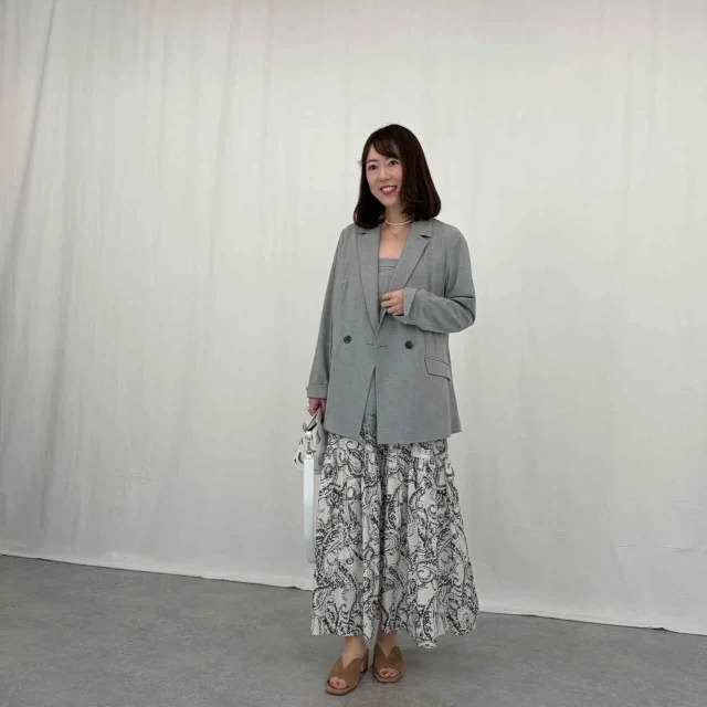 グレーのジャケット×キャミコーデ