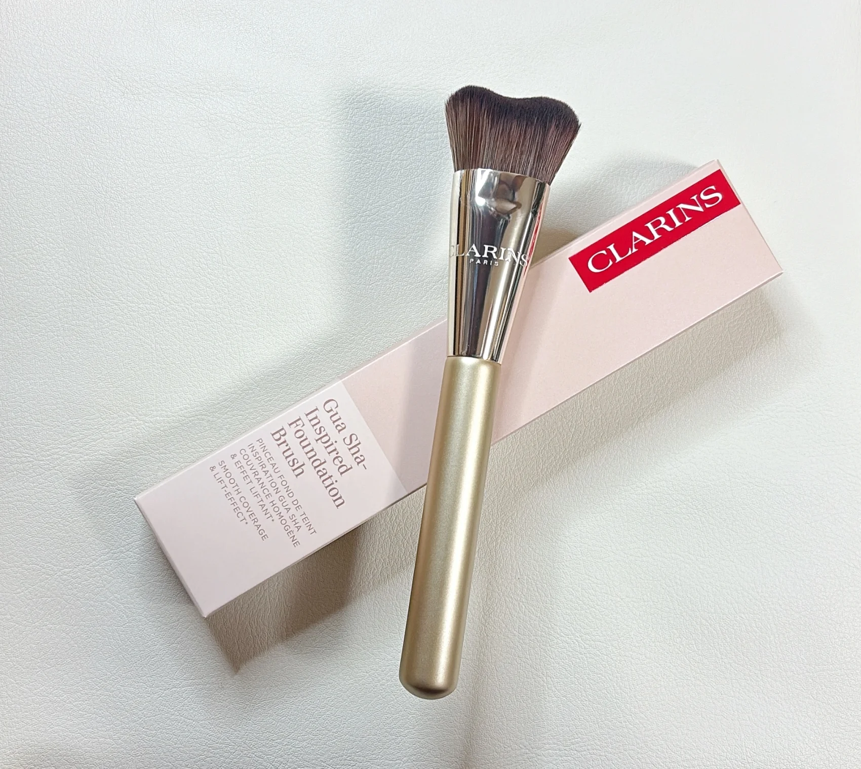 2026　新作コスメ　クラランス　ダブルセーラムファンデーション　ファンデーションとベストコンビのブラシもお目見え。カッサに着想を得たブラシは、中央のへこみがポイント