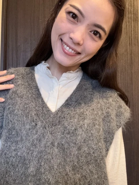 シャツ×ニットの組み合わせに夢中！寒い冬はカラーニットでテンションをあげていく。_1_1-2