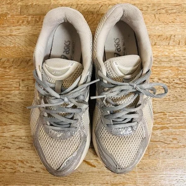 アシックスのシルバースニーカー